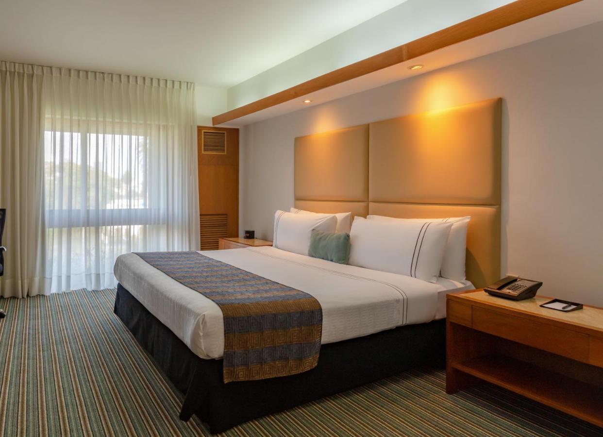 Sonesta Hotel El Olivar ลิมา ภายนอก รูปภาพ A room at the Holiday Inn