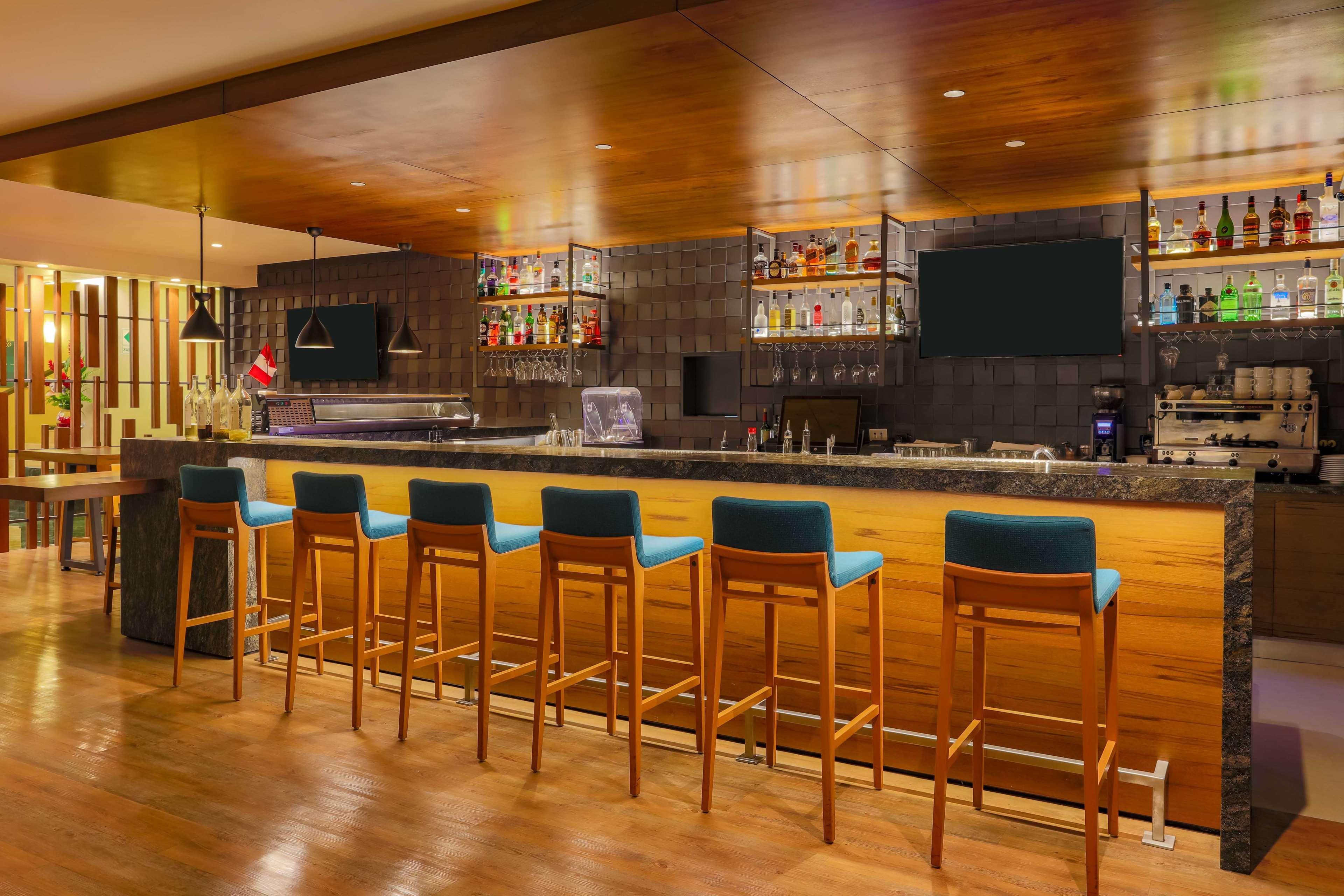 Sonesta Hotel El Olivar ลิมา ภายนอก รูปภาพ Bar at the hotel