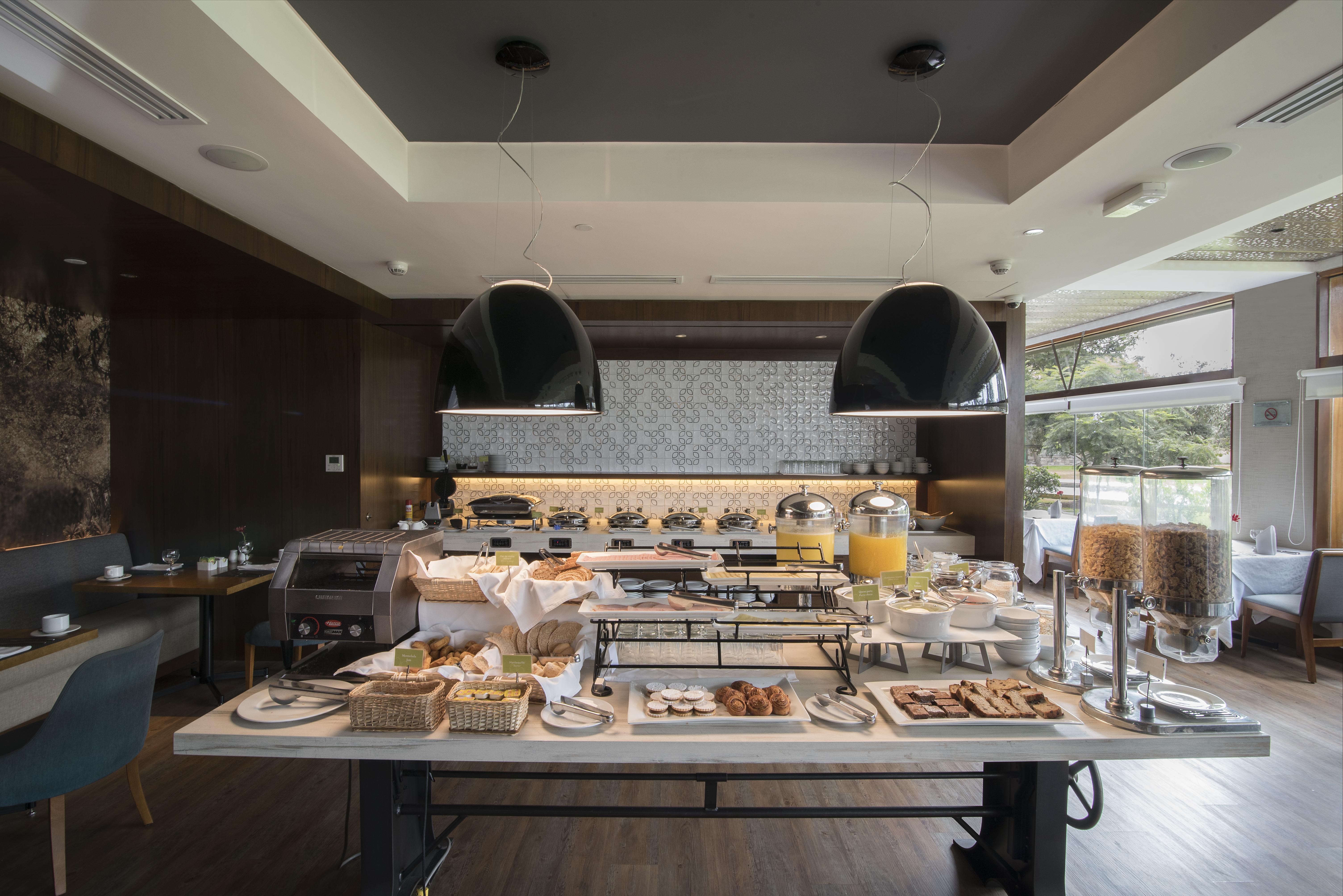 Sonesta Hotel El Olivar ลิมา ภายนอก รูปภาพ The buffet at the restaurant